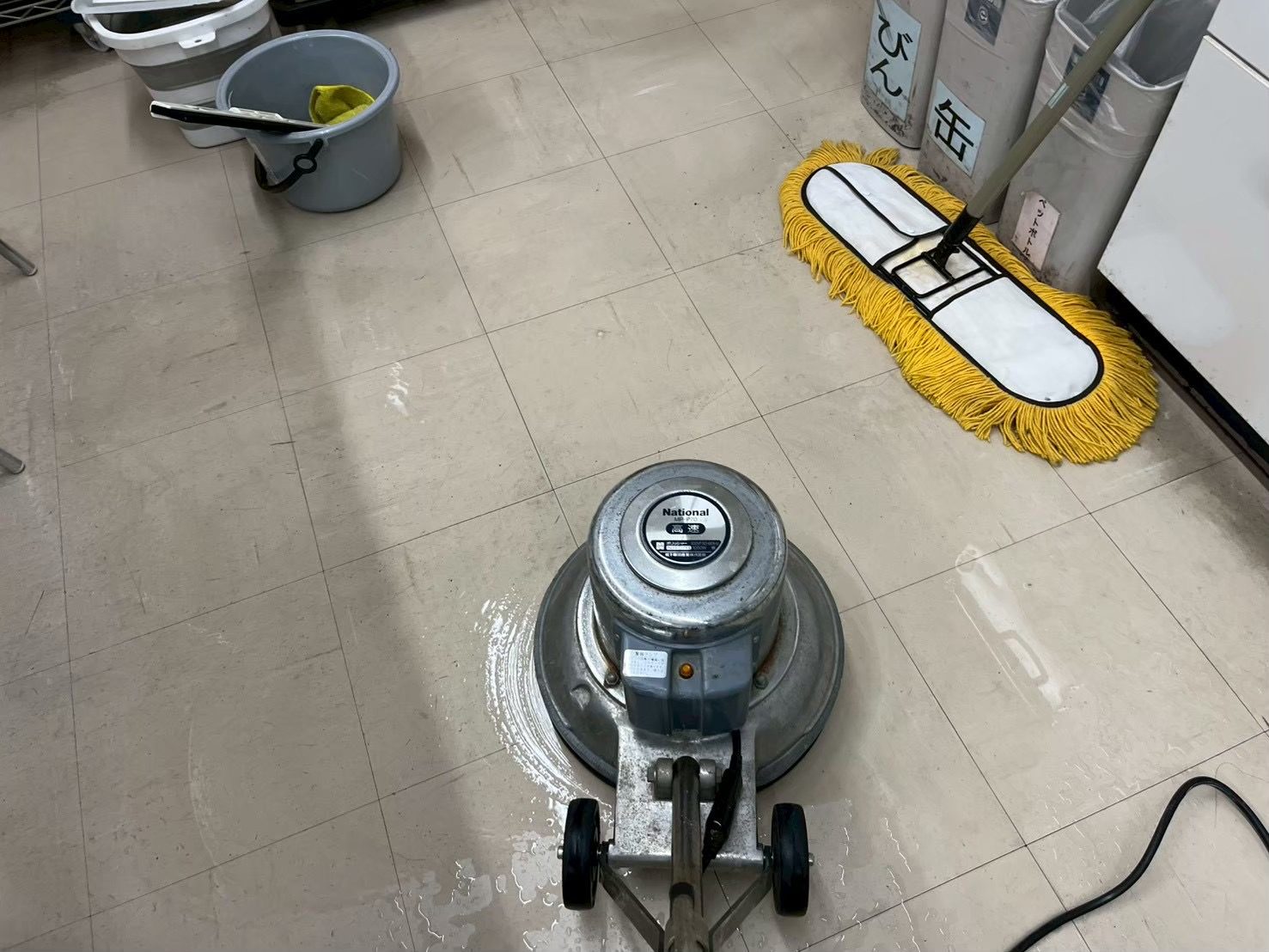店舗フロアのポリッシャー清掃とダストモップ