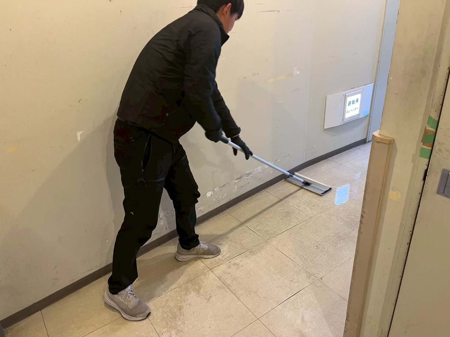 清掃スタッフによるフロア清掃